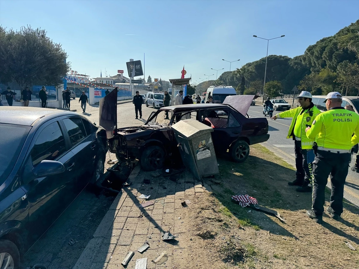 Aydın'da Otomobil Durakta Bekleyenlere Çarptı: 3 Yaralı