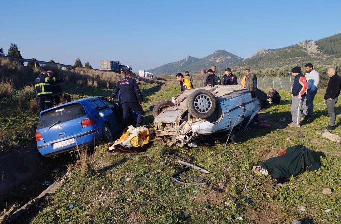 Aynı yöne giden otomobillerin kazasında 2 kişi hayatını kaybetti