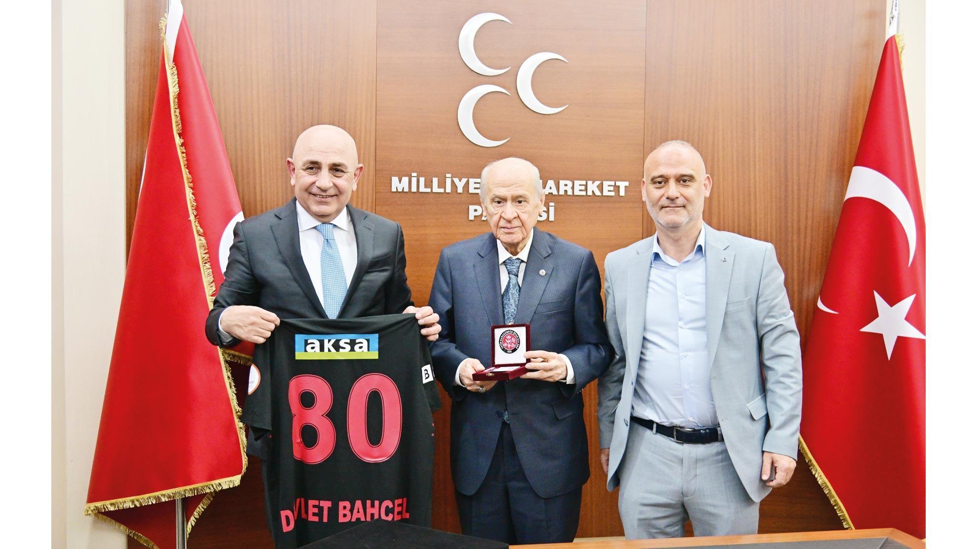 Bahçeli’ye Karagümrük forması