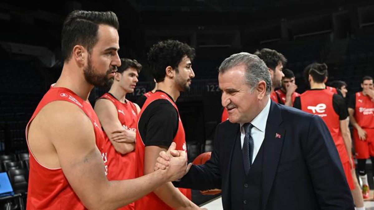 Bakan Bak'tan A Milli Erkek Basketbol Takımı'na destek