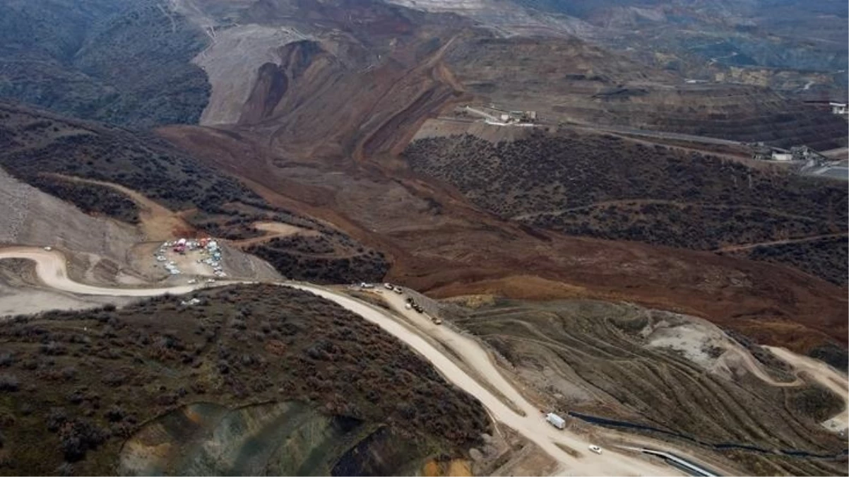 Bakan Bayraktar: Erzincan'daki heyelan alanında 400 bin kamyonluk toprak kütlesi var