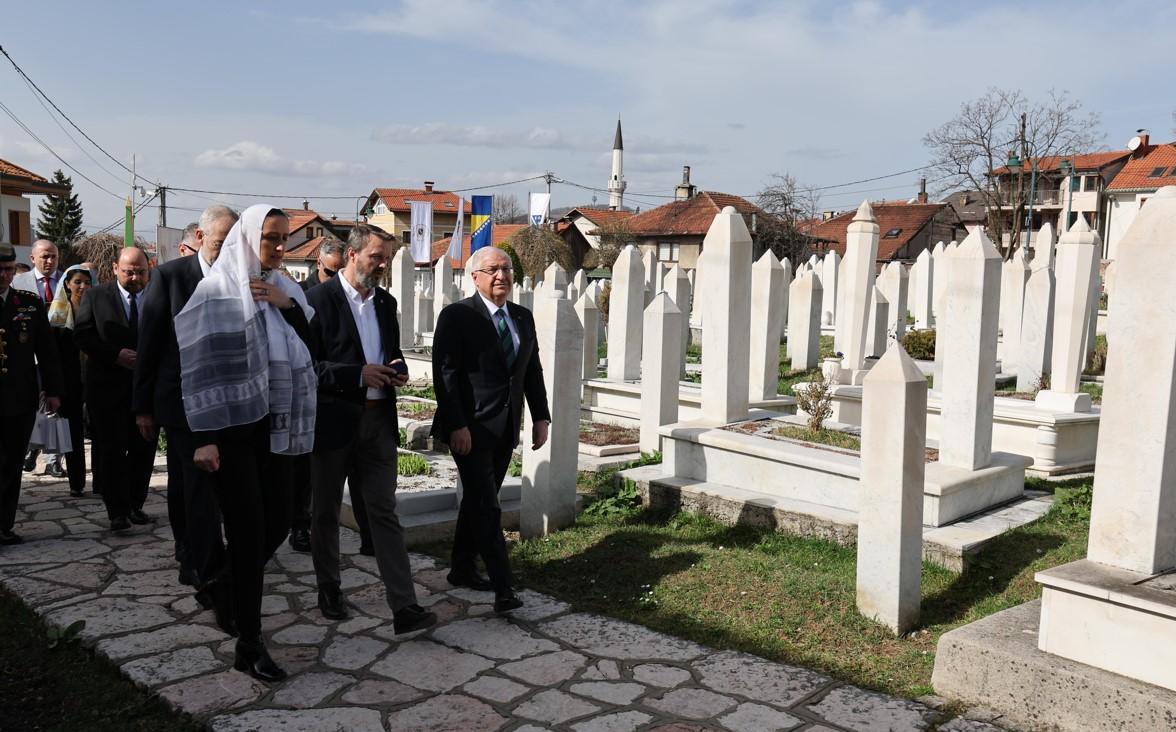 Bakan Güler'den Kovaçi Şehitliği'ne ziyaret