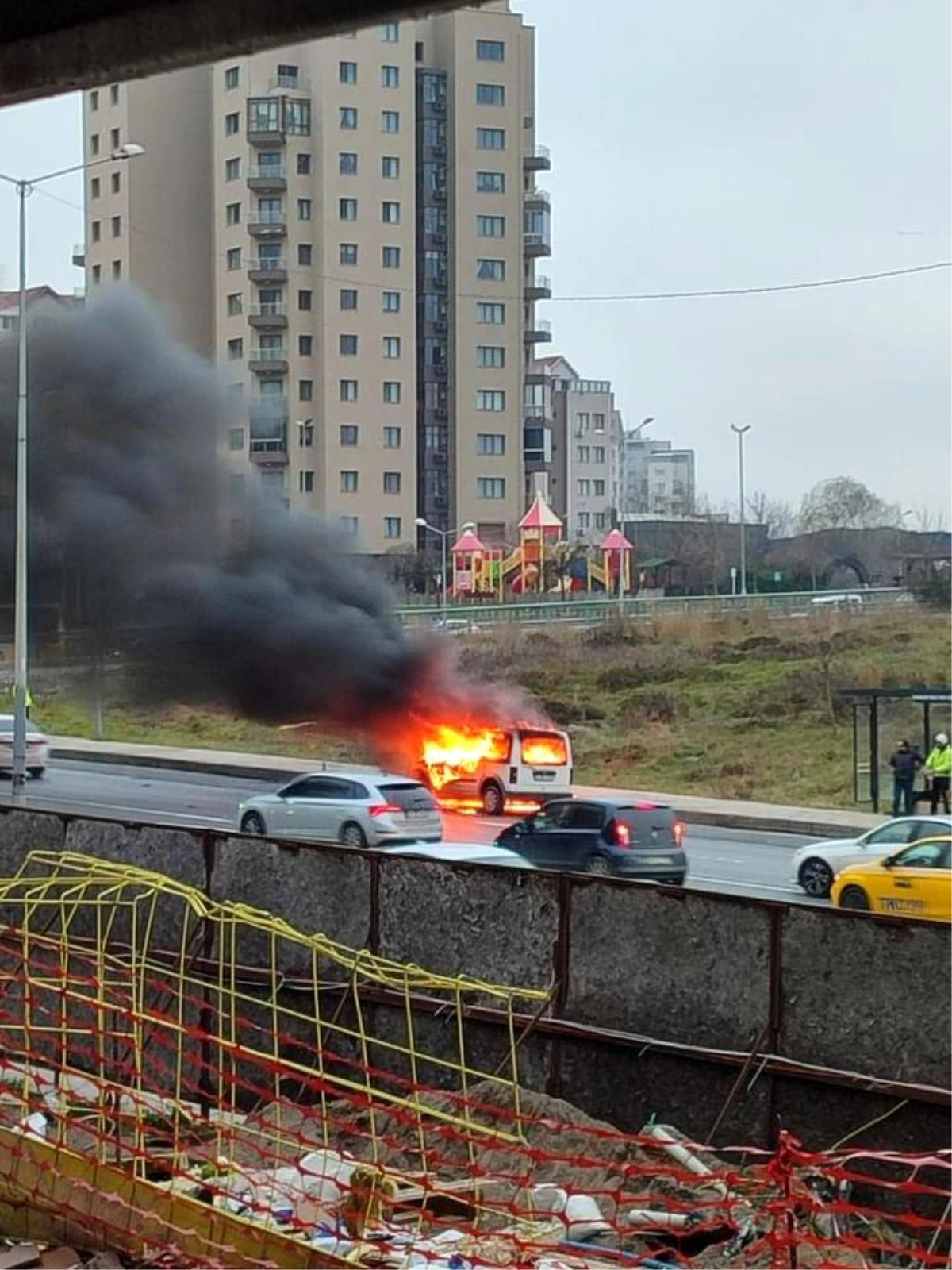 Başakşehir'de seyir halindeki hafif ticari araç alev alev yandı