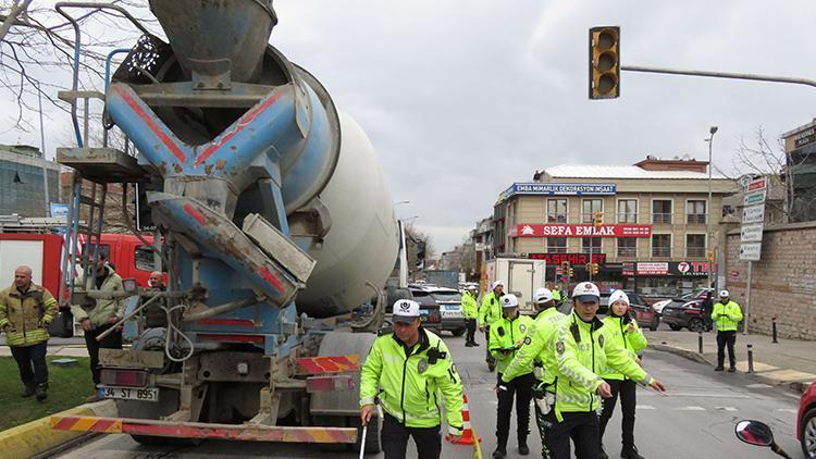 Beton mikseri mendil satan kadını ezdi