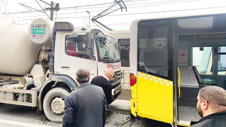 Beton mikseri otobüse çarptı