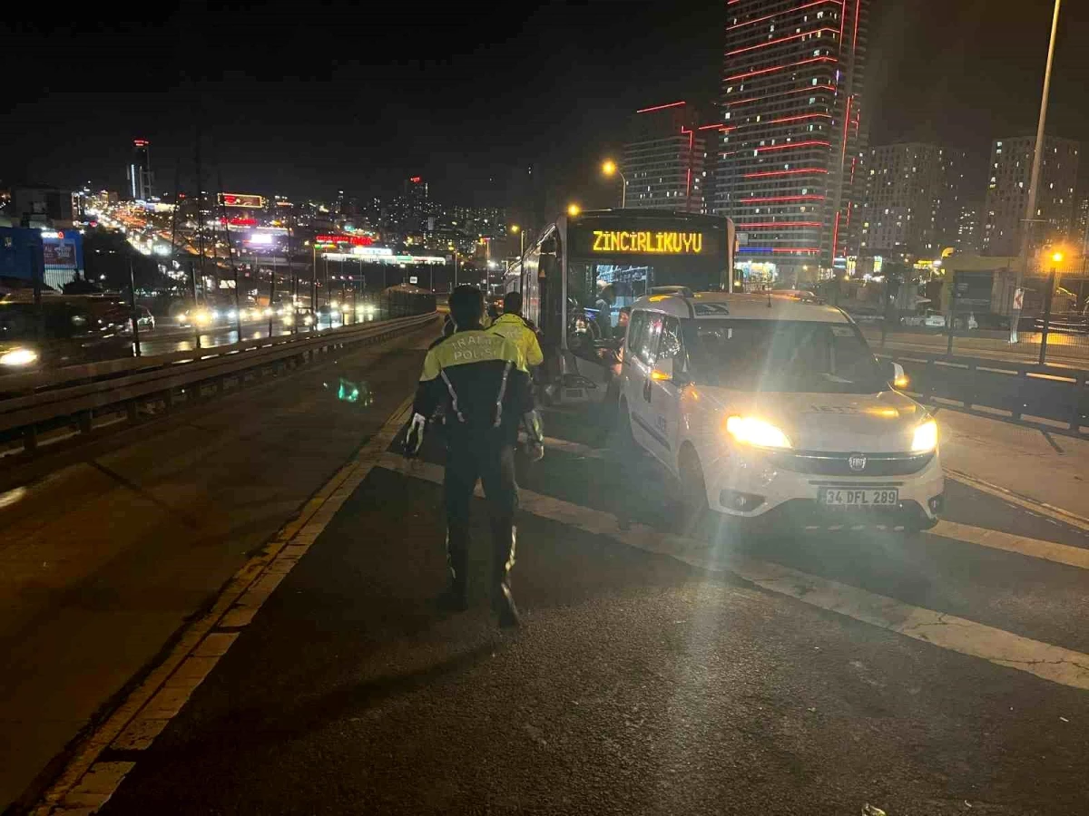 Beylikdüzü'nde Metrobüs Kazası: Şoför Yaralandı, Seferlerde Aksama