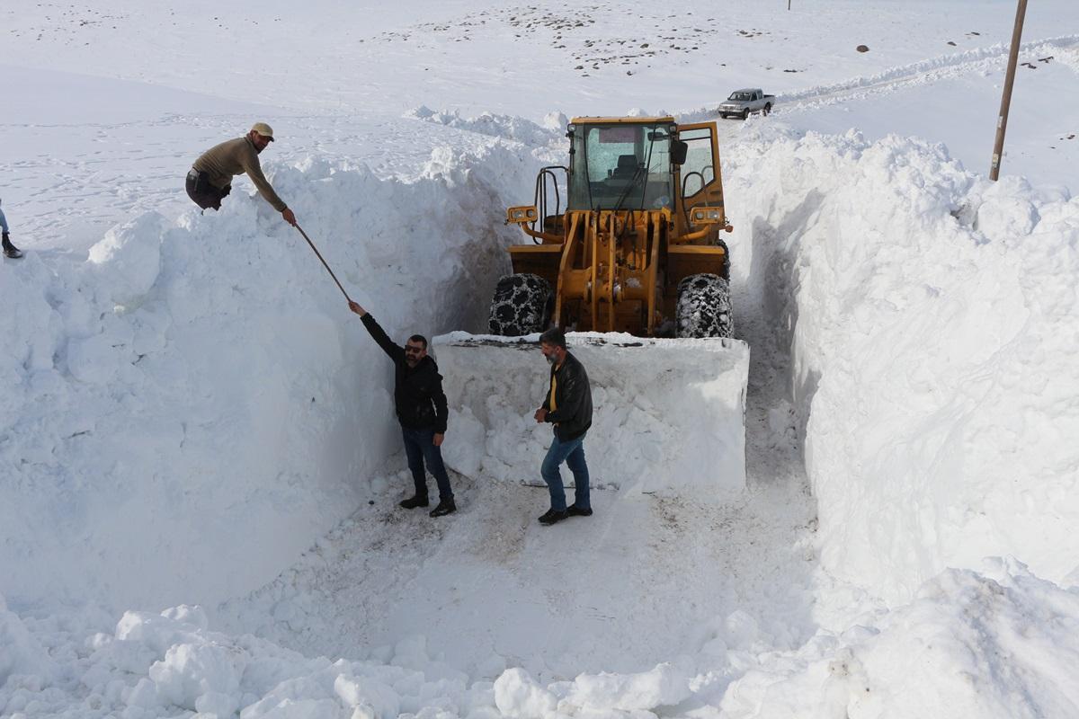 Bingöl Karlıova'da, kapalı yerleşim yeri yolu kalmadı