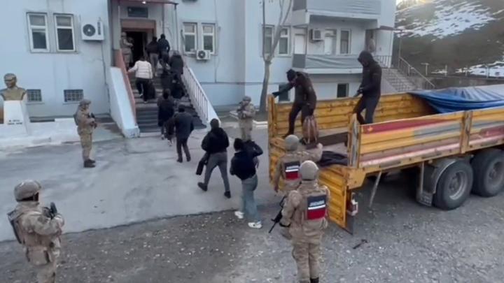 Bitlis'te durdurulan TIR'ın dorsesinde 58 kaçak göçmen yakalandı