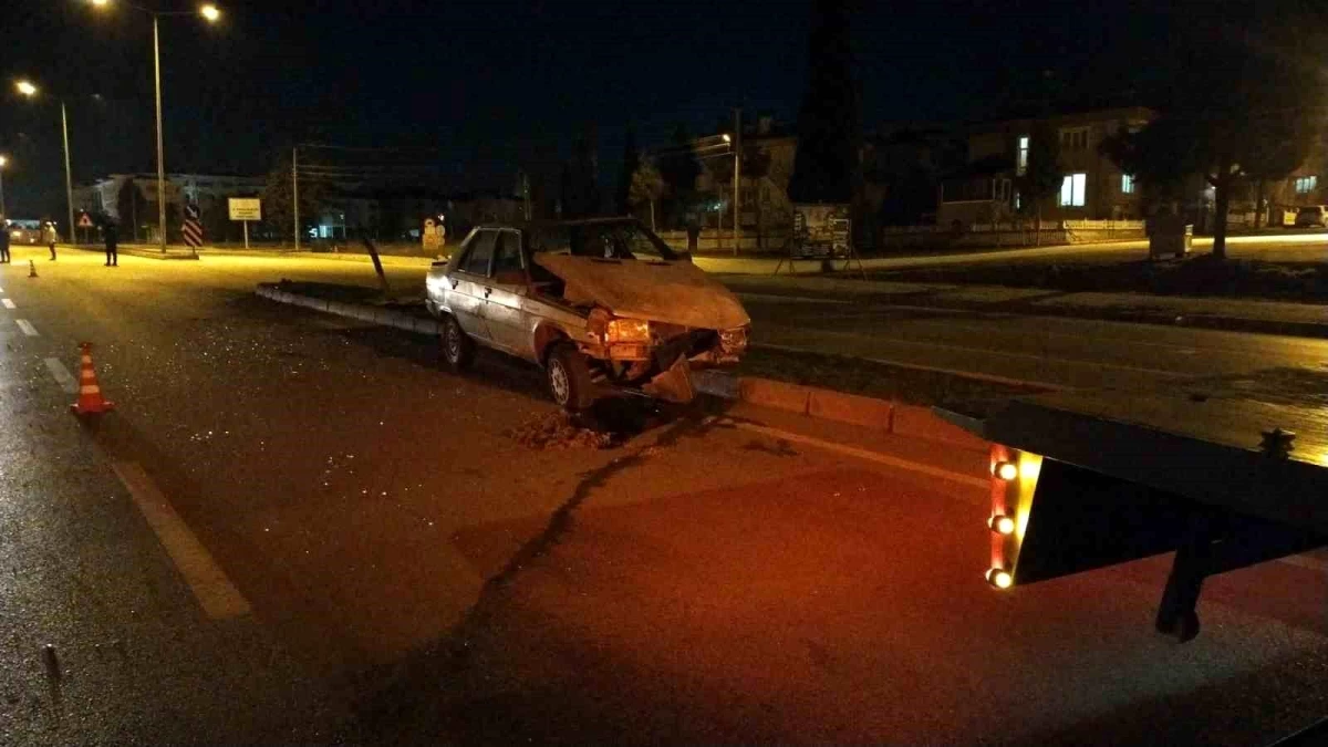 Burdur'da Alkollü ve Ehliyetsiz Sürücü Refüje Çarptı