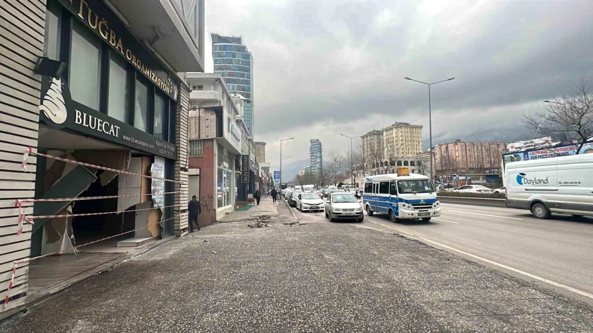 Bursa'da otomobil işyerine girdi, sürücü hafif sıyrıklarla kurtuldu