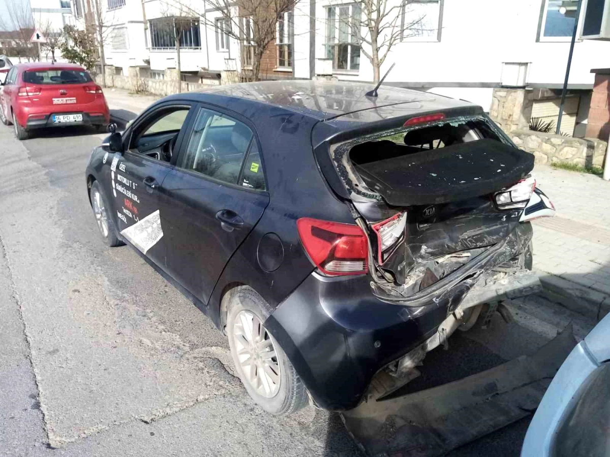 Bursa'da sürücü adayının kullandığı otomobile kamyonet çarptı, 4 kişi yaralandı