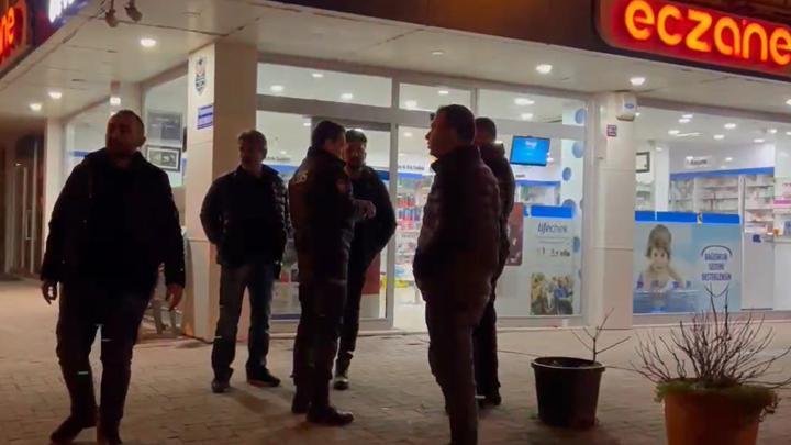 Bursa'da yeşil reçeteli ilaç için eczacıyı tehdit edip darbetmeye çalıştı, polislere saldırdı! Tutuklandı