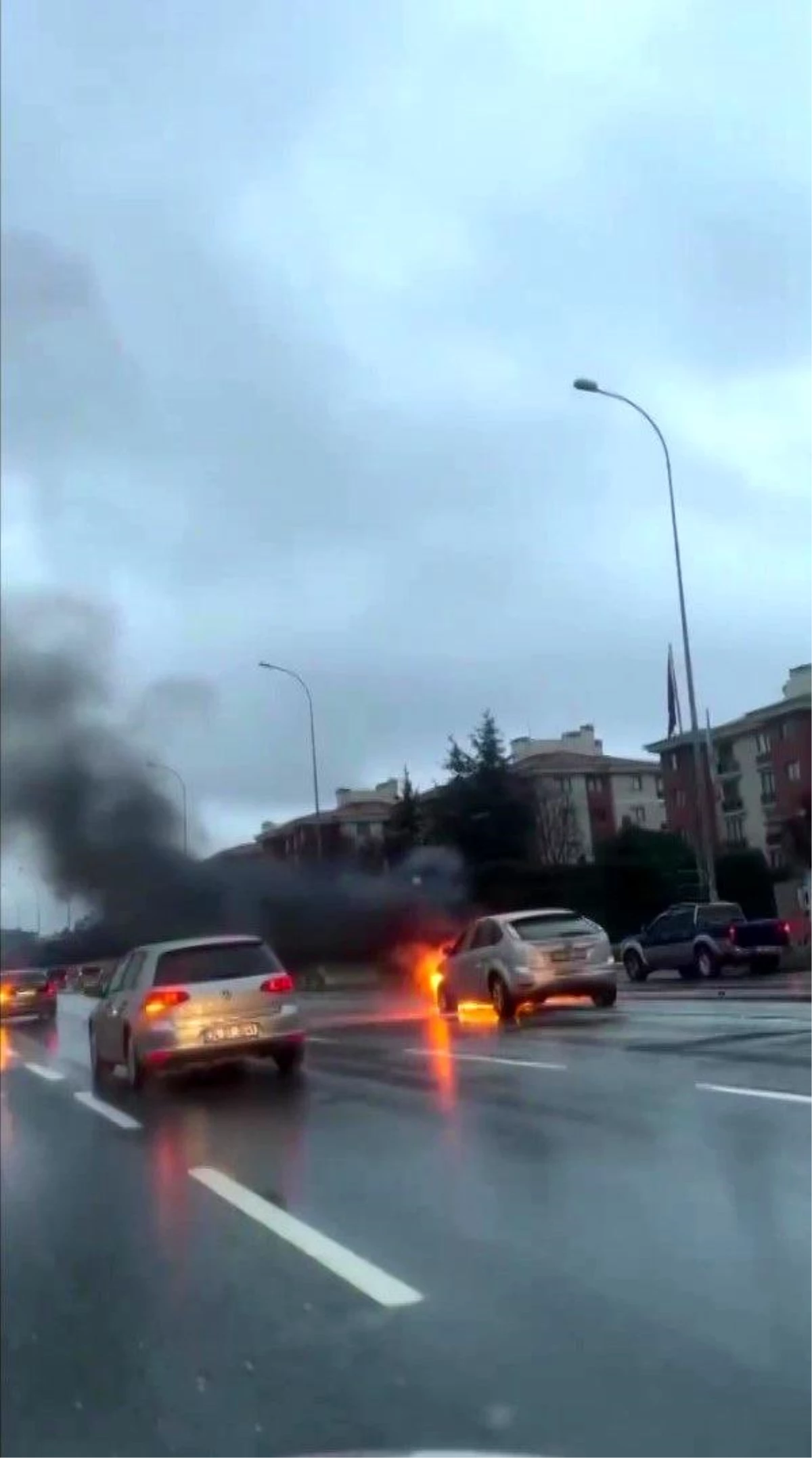 Çekmeköy'de Otomobilde Yangın Çıktı