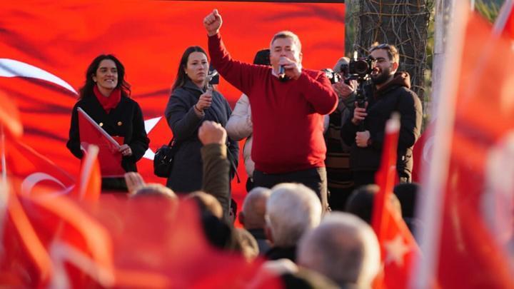 Çeşme'de tekrar aday gösterilmeyen Ekrem Oran miting düzenledi! 'İthal aday istemiyoruz'