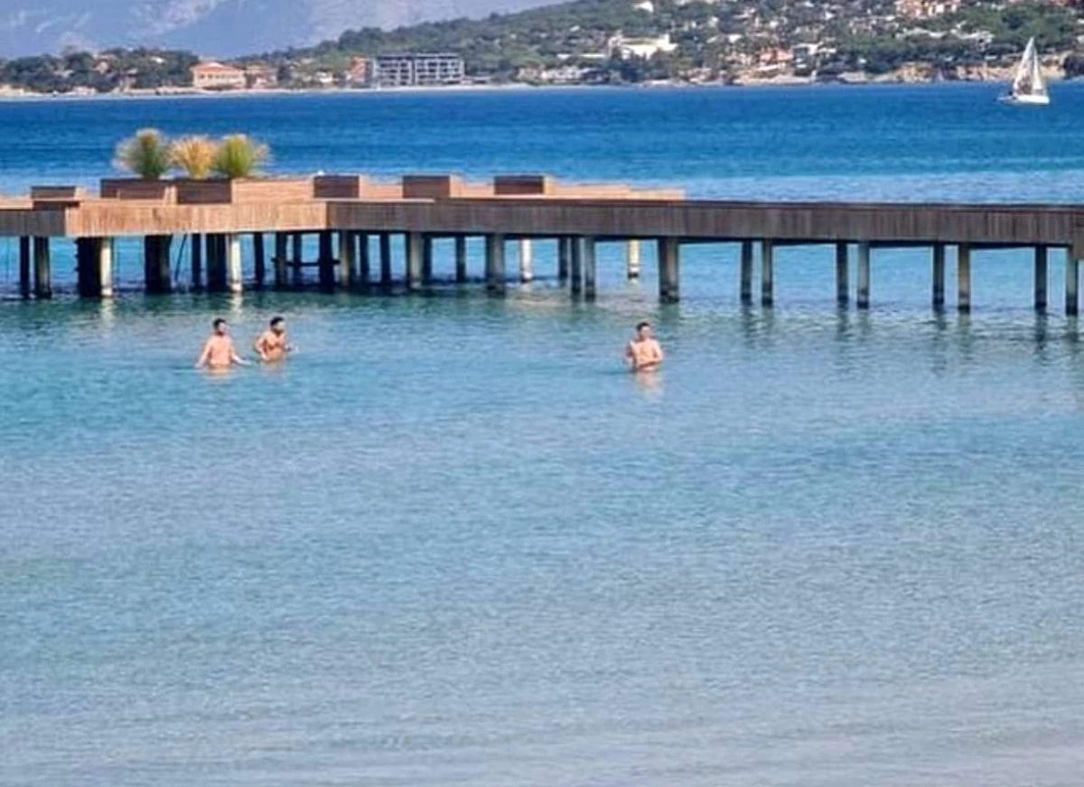 Çeşme'de Vatandaşlar Güzel Havayı Değerlendirerek Denize Girdi