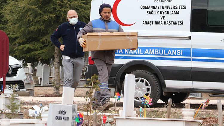 Çöpte ölü bulunan yeni doğmuş bebek, kimsesizler mezarlığına defnedildi