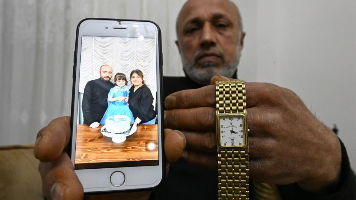 Depremde 100 yakınını kaybeden adam, 1 yıl önce durdurduğu saatini hala çalıştırmadı