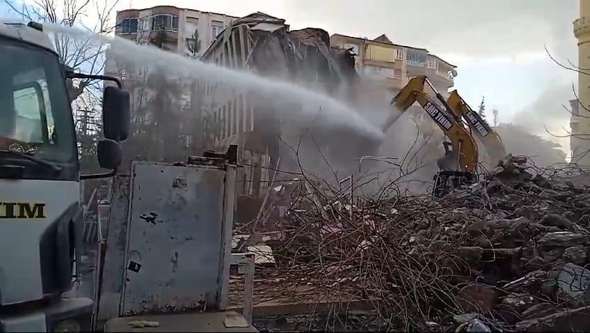 Depremde hasar görmüştü... Asırlık binanın yıkımına başlandı