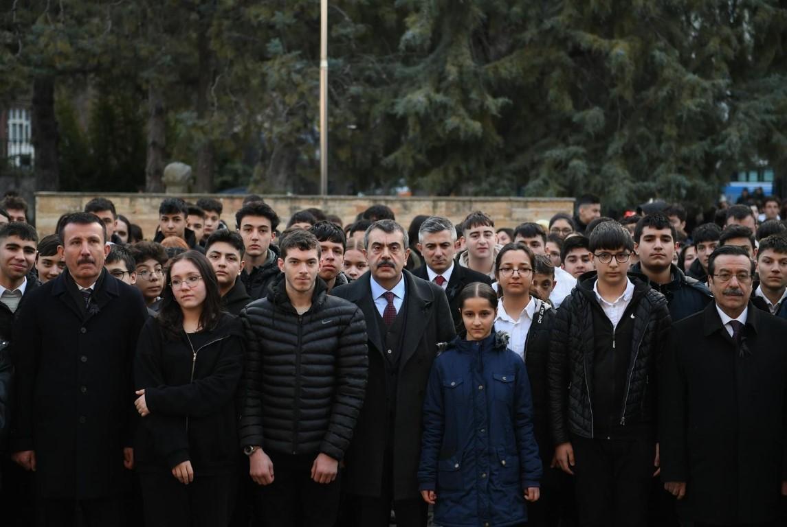 Depremde hayatını kaybedenler için okullarda saygı duruşu