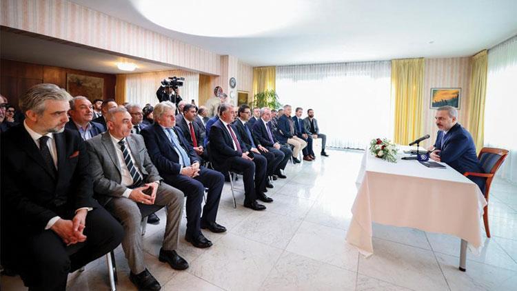 Dışişleri Bakanı Fidan, Almanya’da Türk vatandaşları ve STK temsilcileri ile bir araya geldi