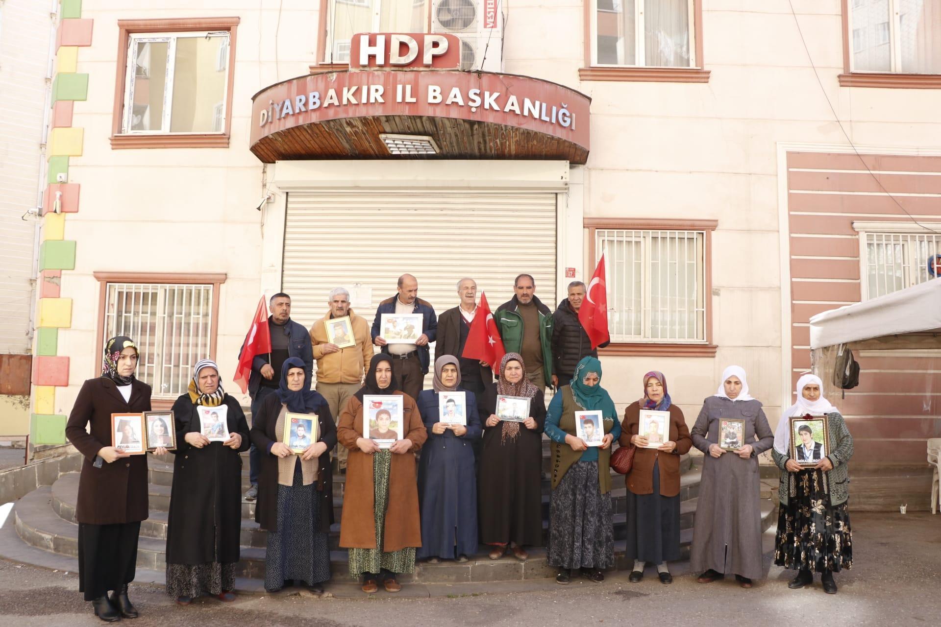 Diyarbakır'da evlat nöbetindeki anne: Kızım 10 yıldır yolunu gözlüyorum, gel teslim ol