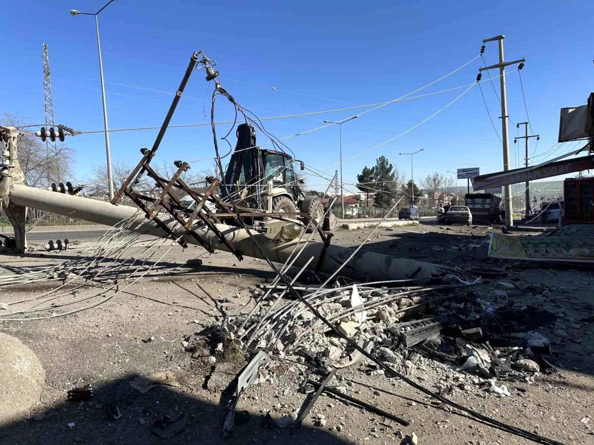 Diyarbakır'da otomobil beton direğe saplandı