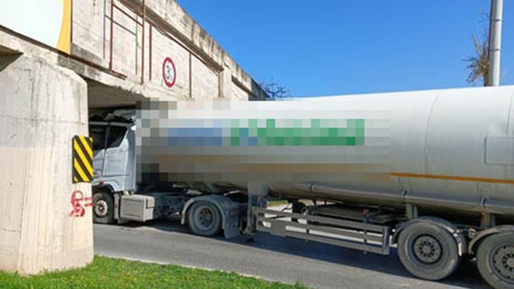 Doğal gaz yüklü tanker köprüye sıkıştı: Soruşturma başlatıldı