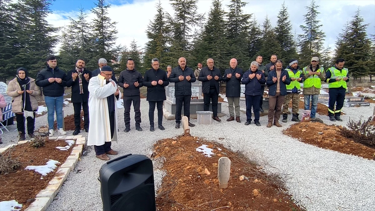 Doğanşehir Belediye Başkanı Depremde Hayatını Kaybedenlerin Mezarını Ziyaret Etti