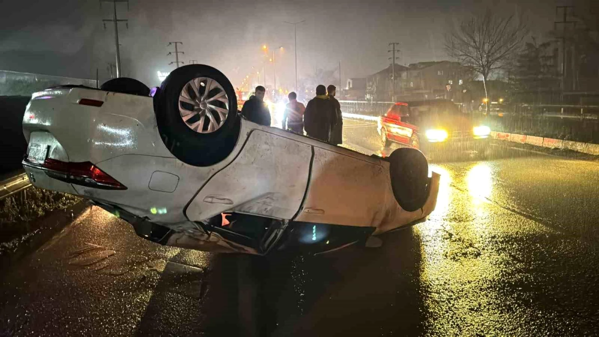 Düzce'de Kaygan Yolda Otomobil Takla Attı, 3 Kişi Yaralandı