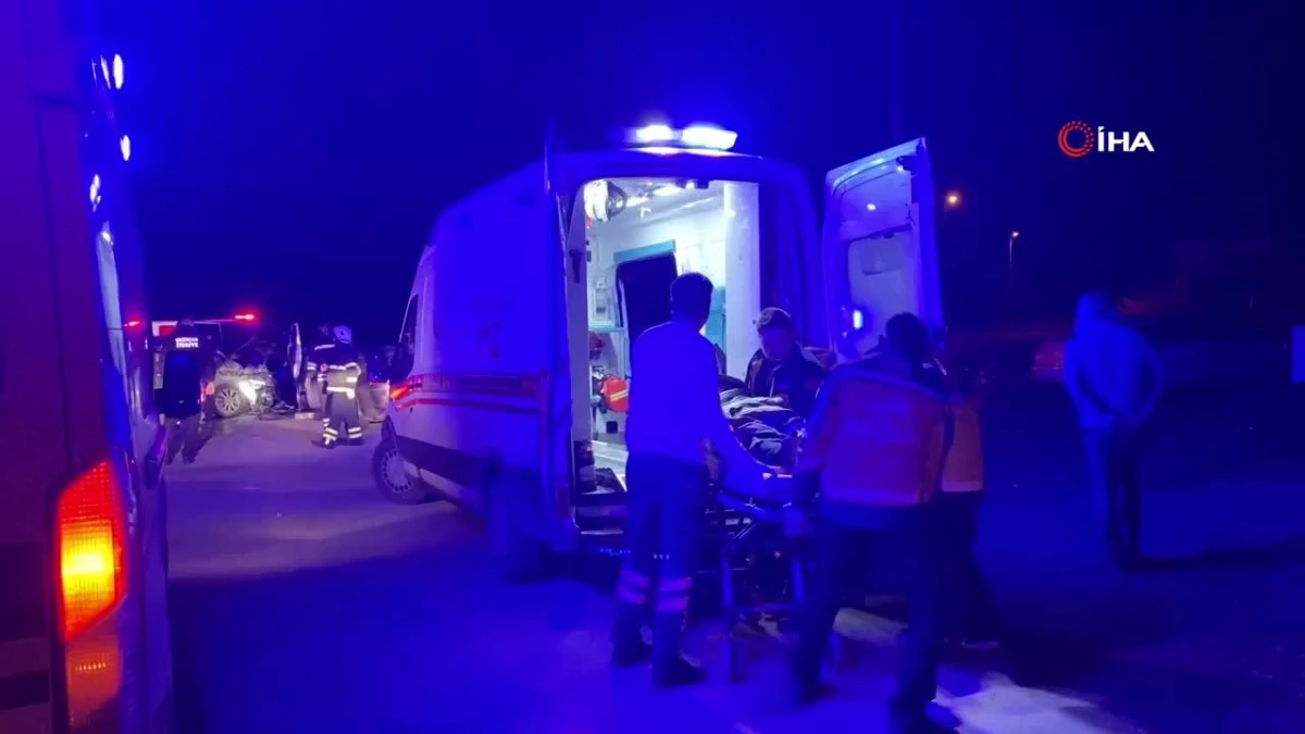 Erzincan'da iki otomobil çarpıştı: 1'i ağır 3 yaralı