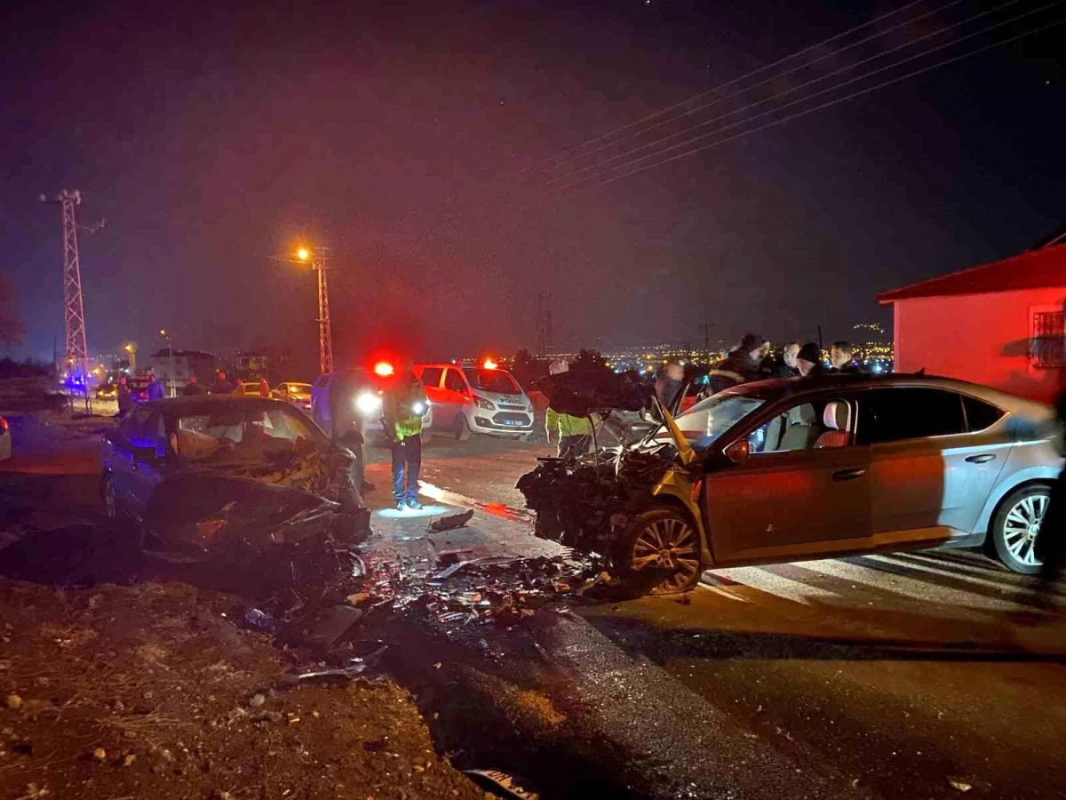 Erzincan'da Otomobil Çarpışması: 3 Kişi Yaralandı