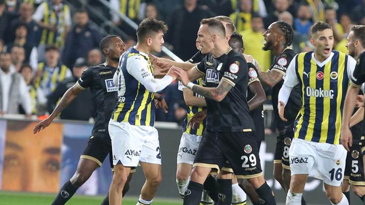 Fenerbahçe - Alanyaspor maçında yüksek tansiyon! İlk yarıda 7 sarı kart, saha içinde gerilim, tünelde kavga...