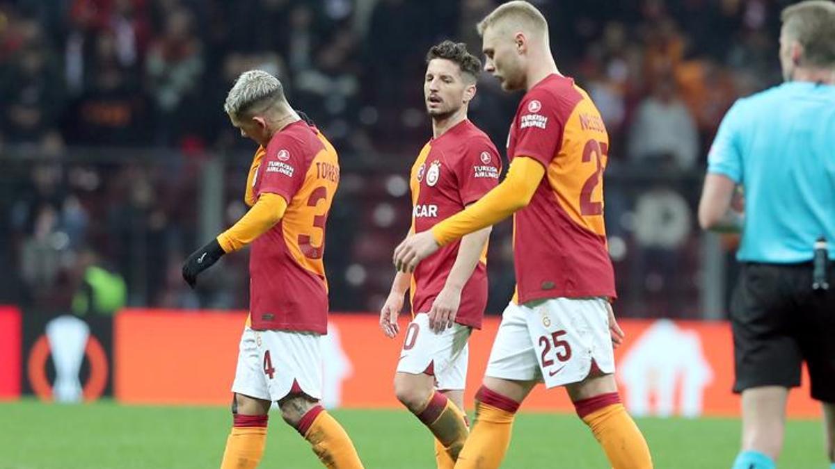 Galatasaray 10 kişi! Victor Nelsson kırmızı kart gördü...