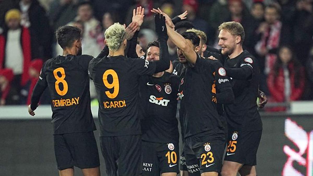 Galatasaray'dan 25 yıl sonra bir ilk! Rekorla lider...