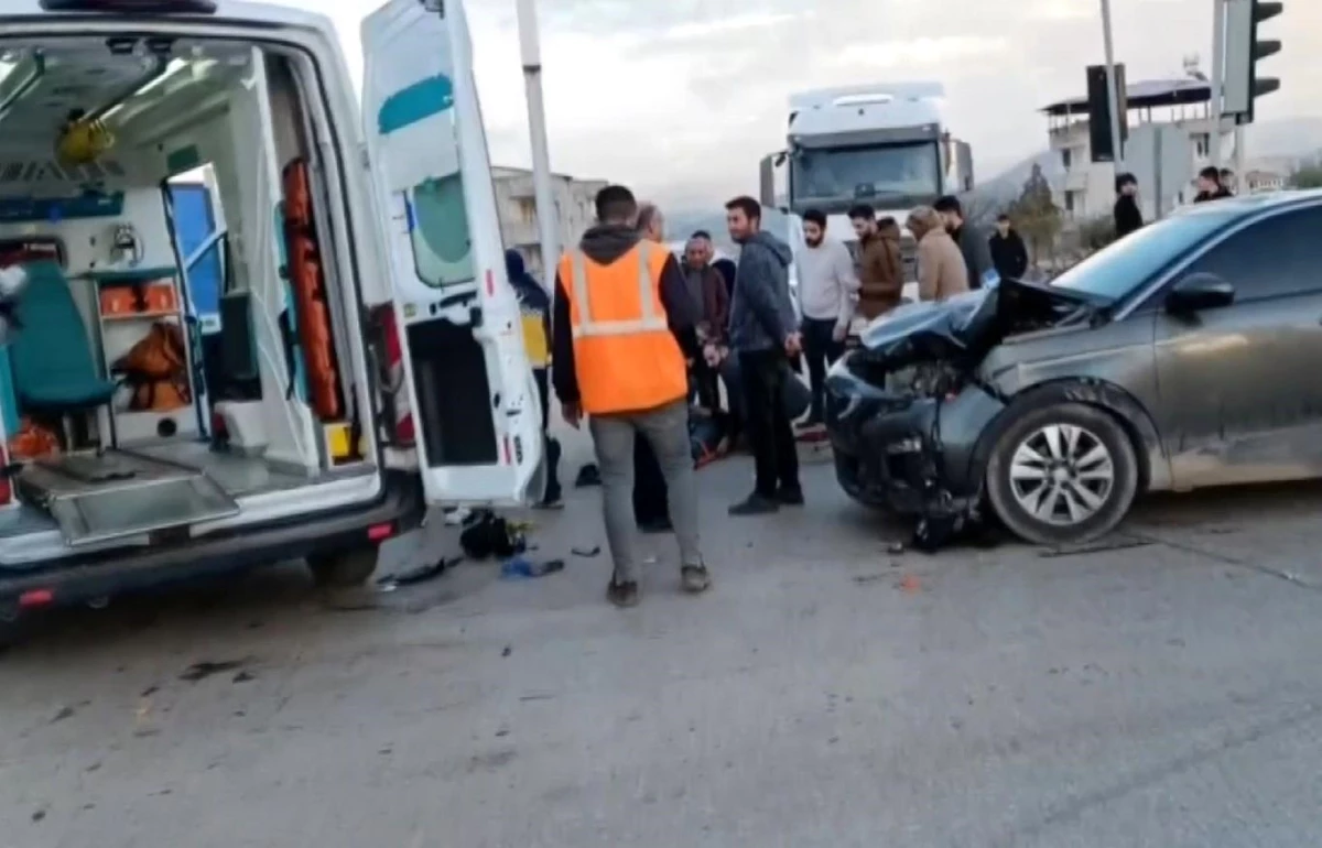 Gaziantep'te otomobil ile motosiklet çarpıştı, sürücü yaralandı