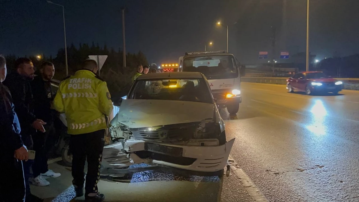 Gebze'de Otomobil Çarpışması: 2 Yaralı