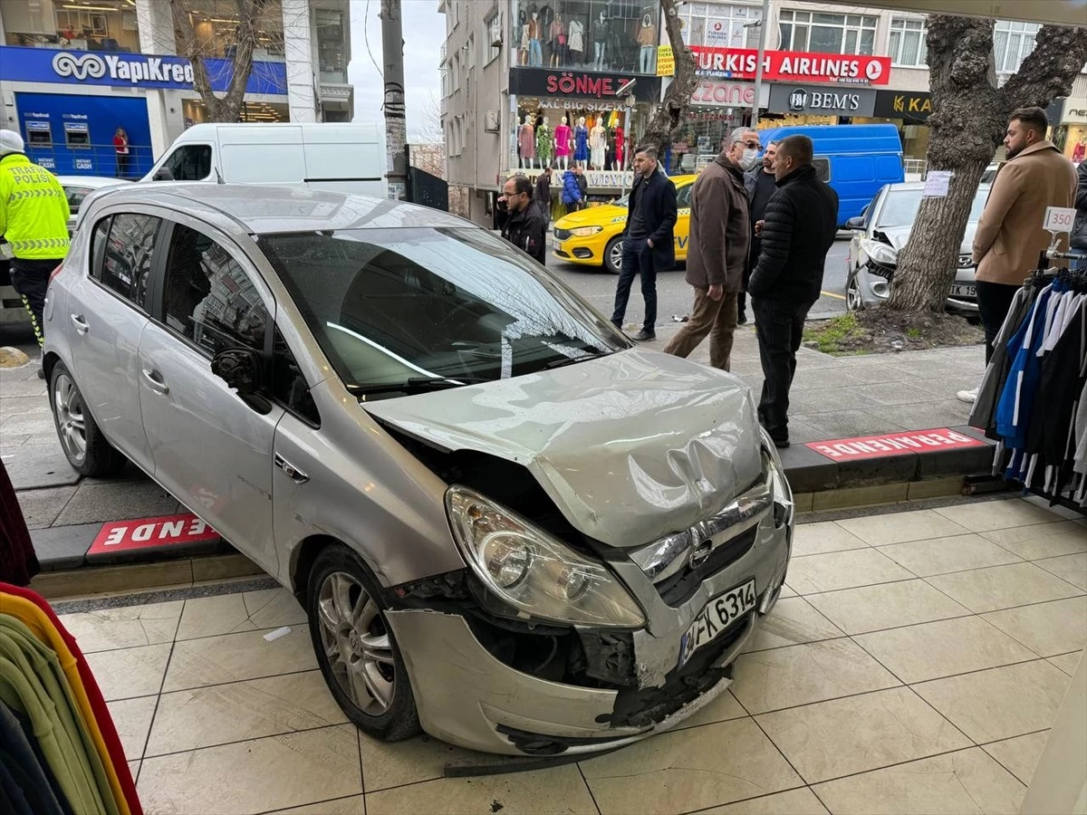 Güngören'de Kontrolden Çıkan Otomobil 5 Araça Çarptı