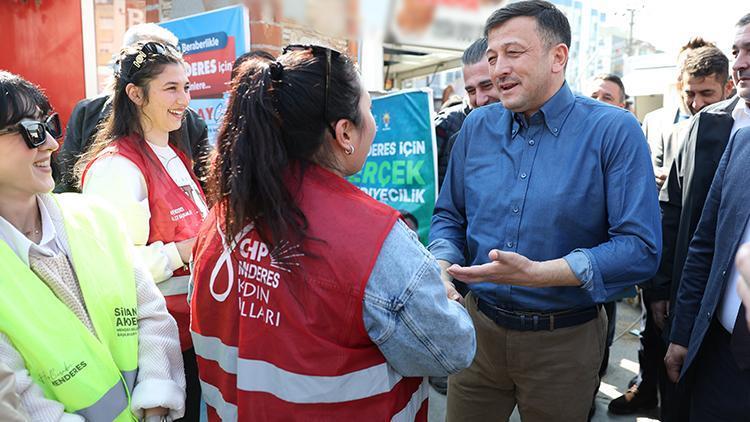 Hamza Dağ ile CHP broşörü dağıtan gençler arasında gülümseten diyalog