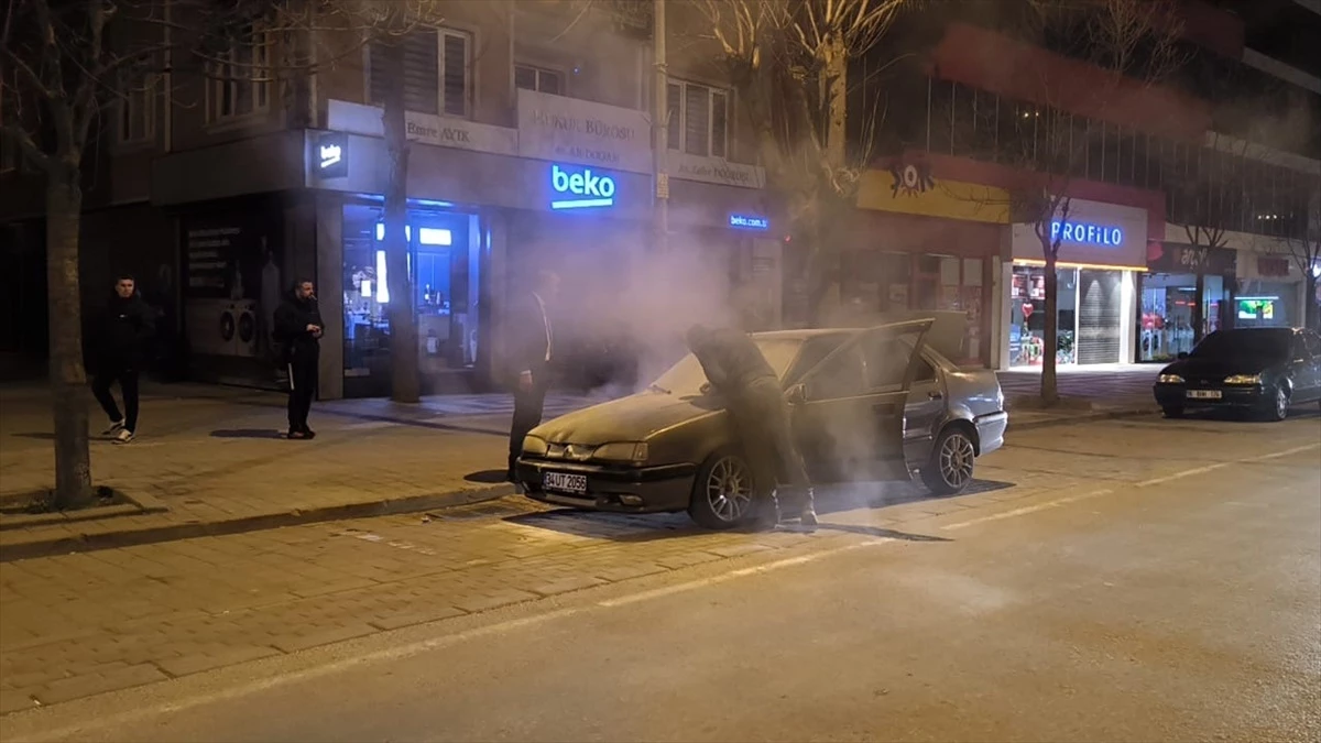 İnegöl'de park halindeki araçta çıkan yangın hasara yol açtı