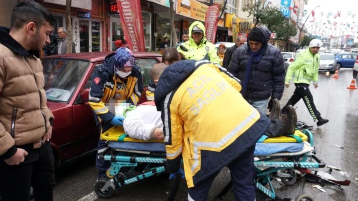 Isparta'da Otomobilin Yayaya ve Motosiklete Çarpması Sonucu 2 Kişi Yaralandı