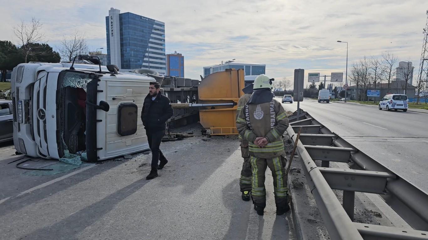 İstanbul Bağcılar'da toprak yüklü kamyon devrildi