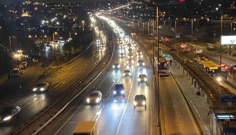 İstanbul'da okulların açılmasıyla trafik yoğunluğu yaşandı