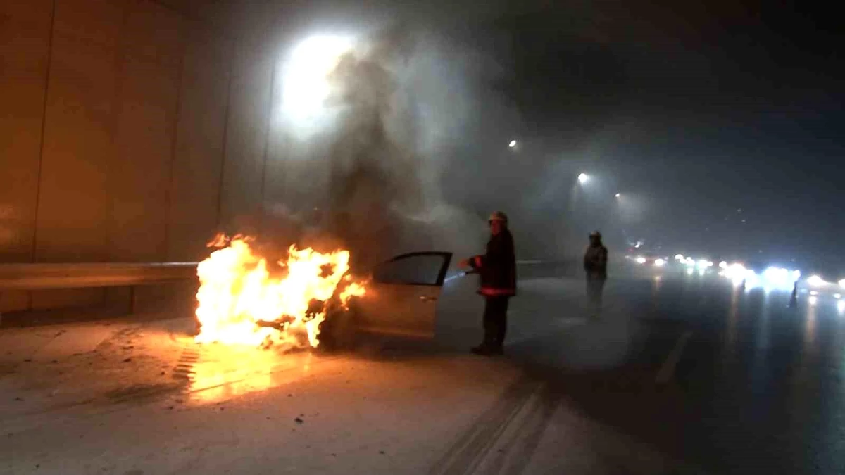 İstanbul'da seyir halindeyken alevlere teslim olan otomobil kullanılamaz hale geldi