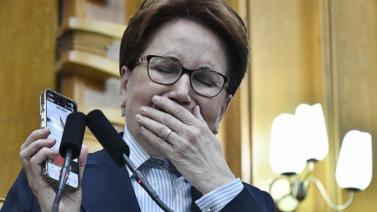 İYİ Parti Genel Başkanı Akşener, 'Var git ölüm' türküsünü dinletirken gözyaşlarını tutamadı