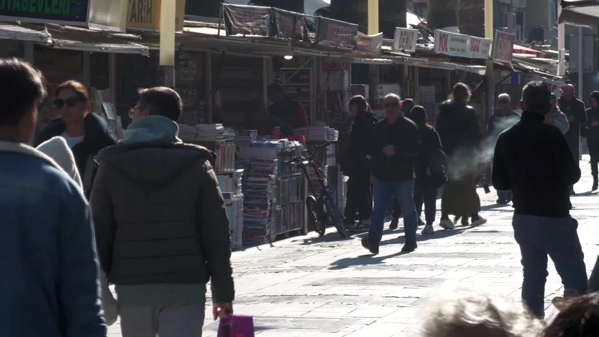 İzmir Alsancak Sevgi Yolu'nda Kitapçılar Ekonomik Krize Direniyor