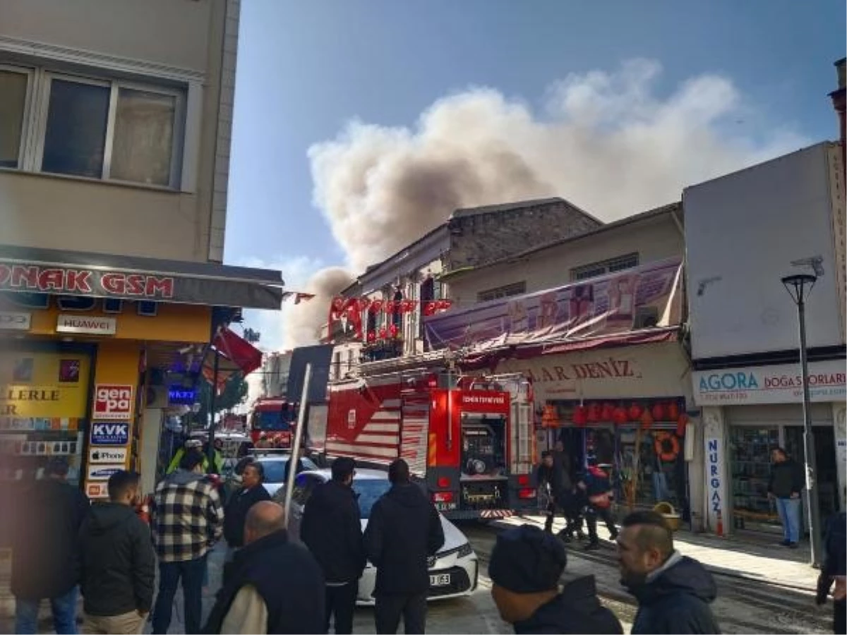 İzmir Kemeraltı'nda Hediyelik Eşya Dükkanında Yangın Çıktı