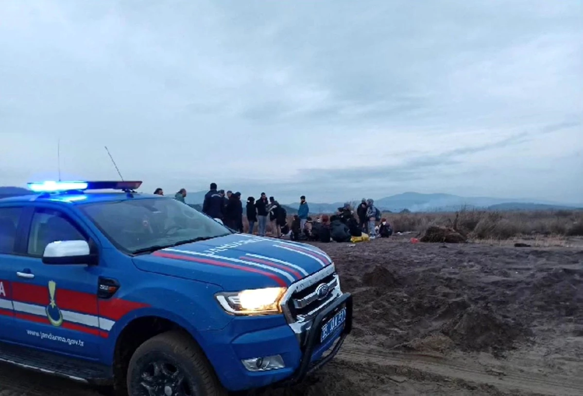 İzmir'de bin 383 düzensiz göçmen ve 48 göçmen kaçakçısı yakalandı