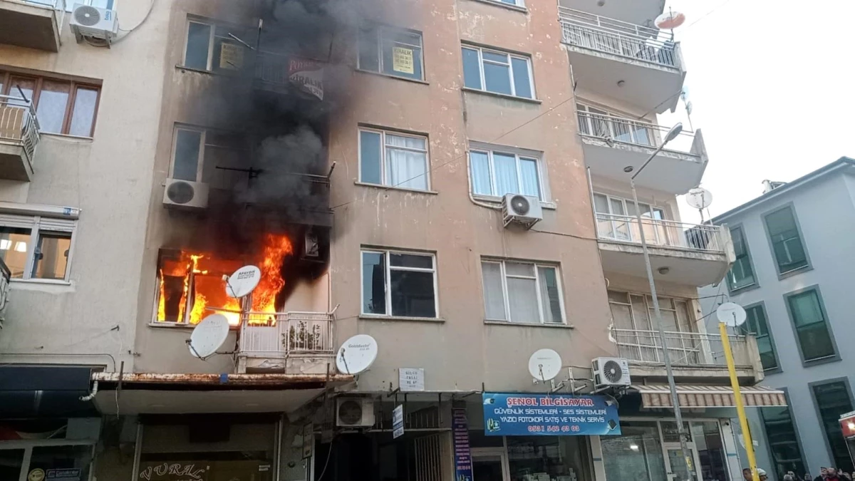 İzmir'de çıkan ev yangınında 3 kişi dumandan etkilendi