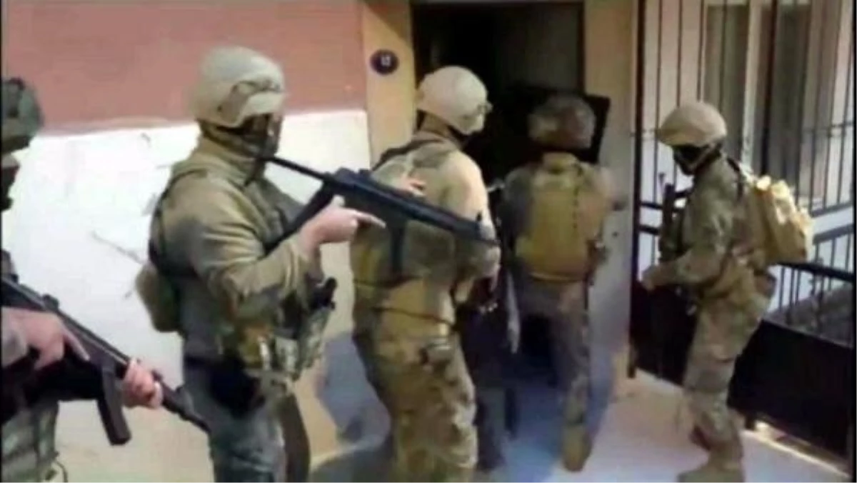 İzmir'de FETÖ/PDY operasyonunda 10 kişi gözaltına alındı