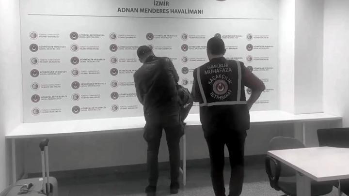 İzmir'de havalimanında 861 tarihi parayı yurt dışına kaçırmaya çalışırken yakalandı